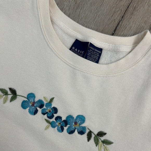 Basic Editions Cream and Floral Embroidered Sweatshirt size L. - Picture 2 of 4